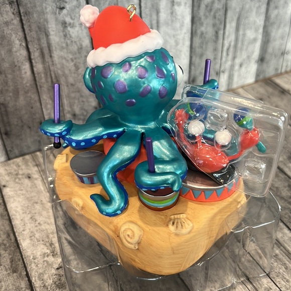 Festive Octopus - Picture 4 of 7